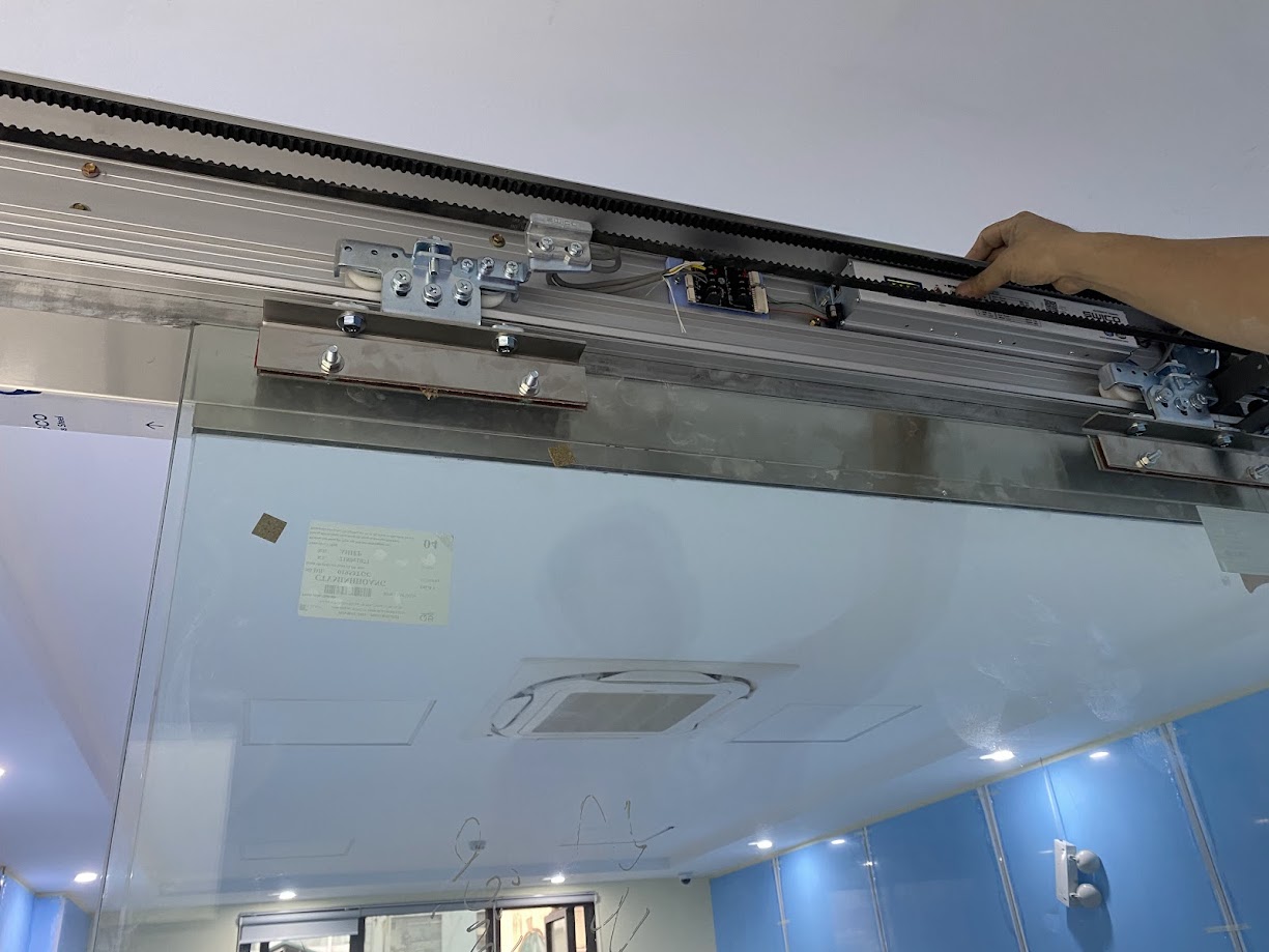 Lắp đặt hệ thống ray trượt tự động cho cửa kính cường lực trong nhà văn phòng